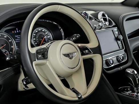 Used 2019 Bentley Bentayga AWD/4WD image 24