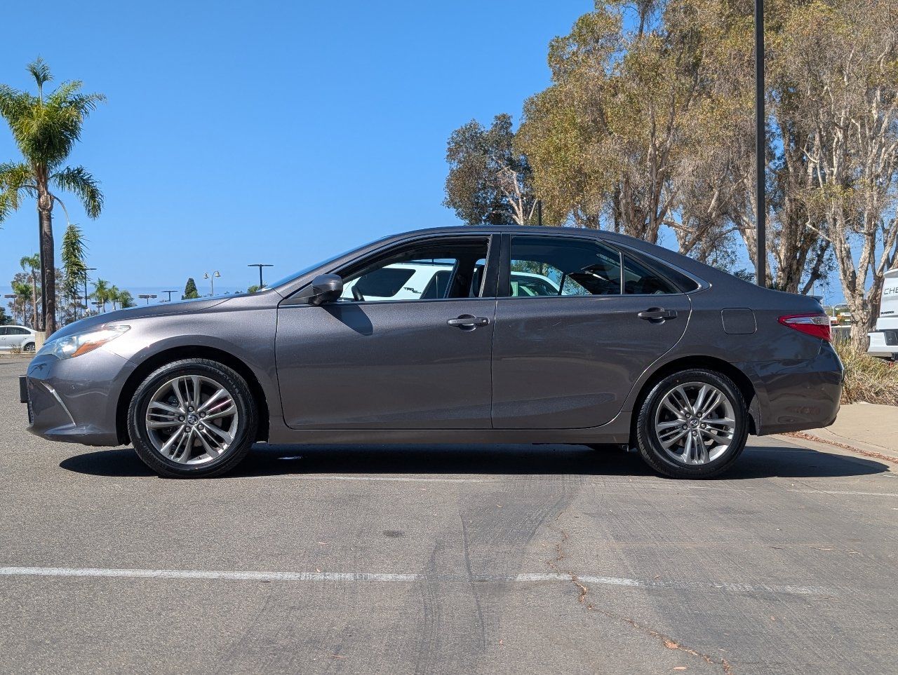 Used 2016 Toyota Camry SE w/ Moonroof Package FWD image 10
