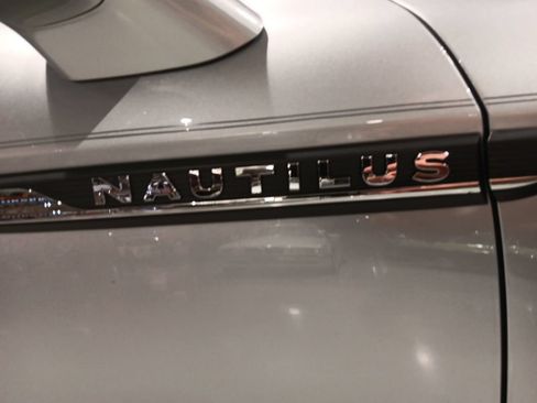 Used 2023 Lincoln Nautilus Reserve AWD/4WD image 9