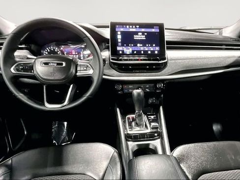 Used 2024 Jeep Compass Latitude image 8