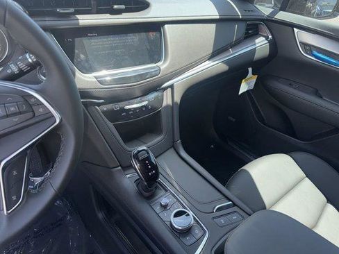 New 2025 Cadillac XT5 Luxury image 12