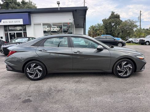 Used 2025 Hyundai Elantra Limited FWD image 9