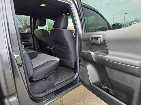 Used 2022 Toyota Tacoma TRD Off-Road image 15