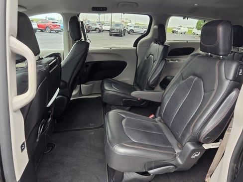 Used 2017 Chrysler Pacifica Touring-L Plus w/ Advanced Safetytec Group FWD image 9