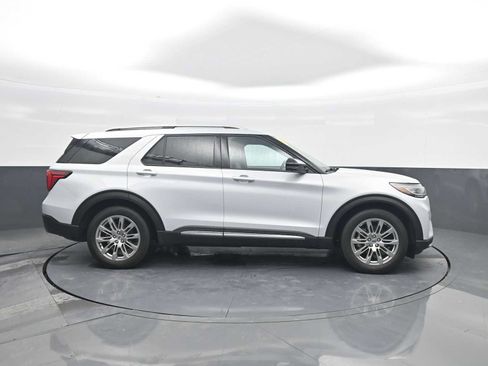 Used 2025 Ford Explorer Platinum RWD image 9