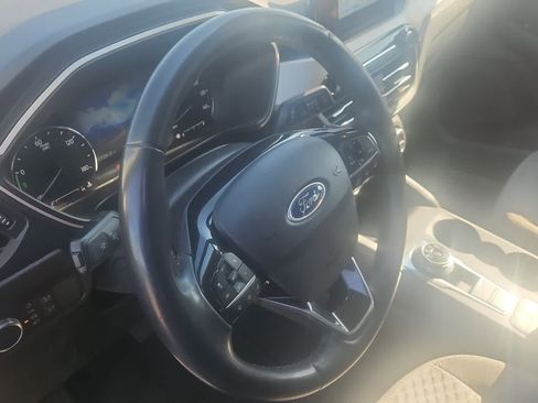 Used 2021 Ford Escape SE w/ SE Sport Appearance Package FWD image 2