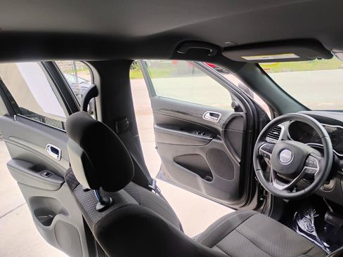 Used 2021 Jeep Grand Cherokee Laredo RWD image 82