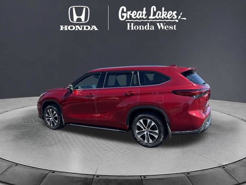 Used 2021 Toyota Highlander XLE AWD/4WD image 8