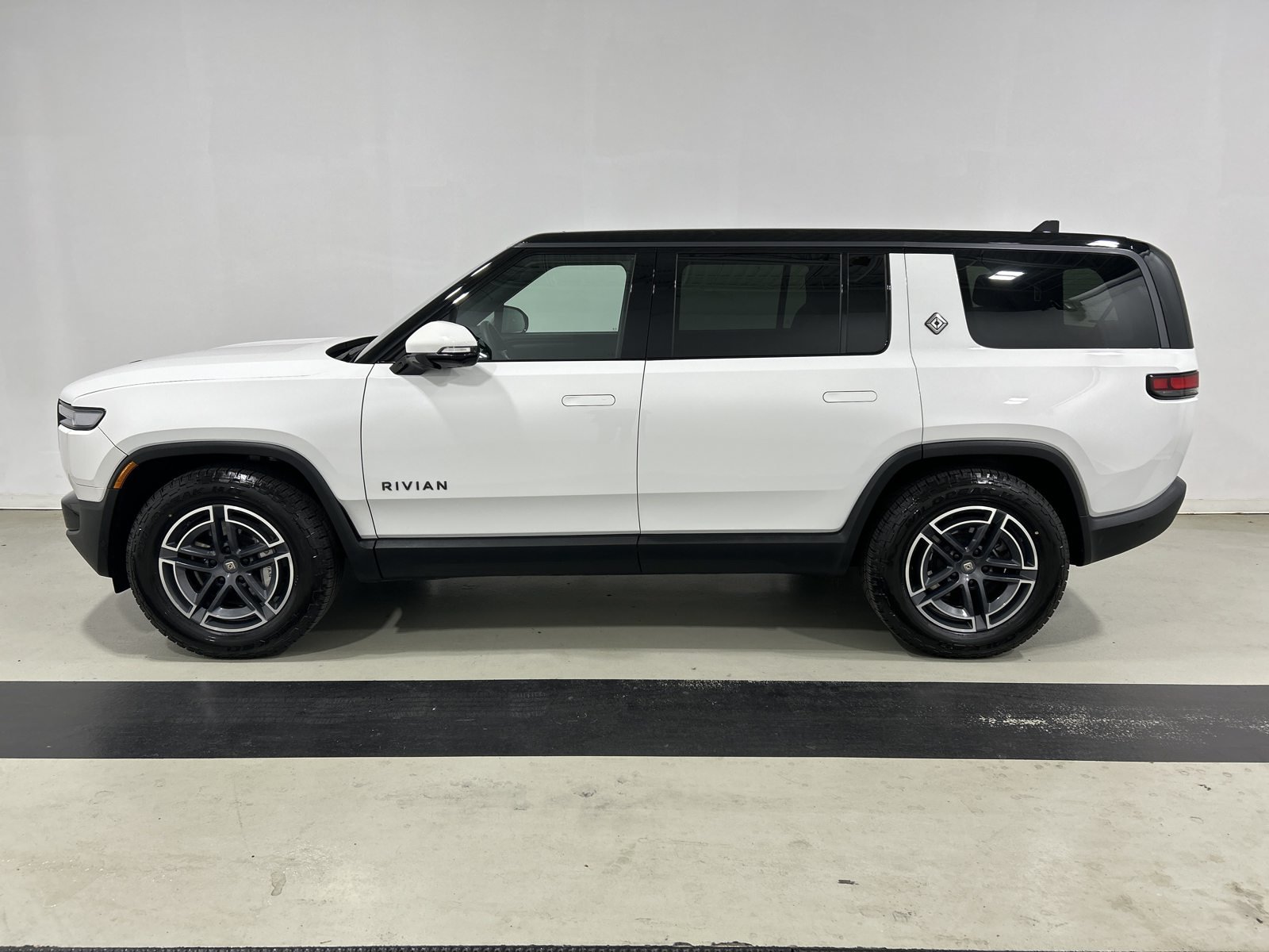 Used 2025 Rivian R1S Adventure Dual AWD/4WD image 2