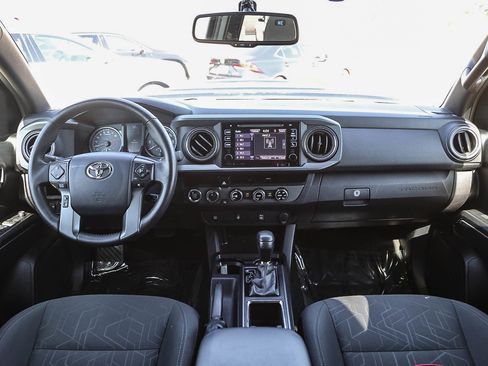 Used 2017 Toyota Tacoma TRD Sport AWD/4WD image 12