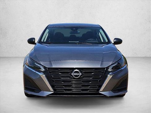 Used 2024 Nissan Altima 2.5 SV FWD image 2