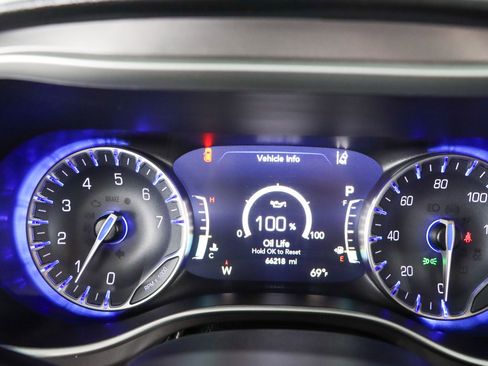 Used 2023 Chrysler Pacifica Touring-L FWD image 15