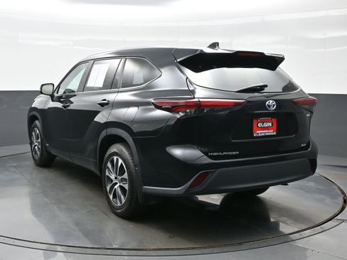 Used 2024 Toyota Highlander XLE AWD/4WD image 4