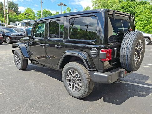 New 2026 Jeep Wrangler Unlimited Sahara AWD/4WD image 4