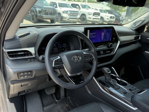 Used 2024 Toyota Highlander Platinum FWD image 11
