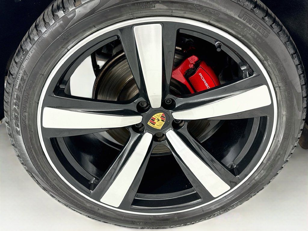 Certified 2022 Porsche Macan S AWD/4WD image 32