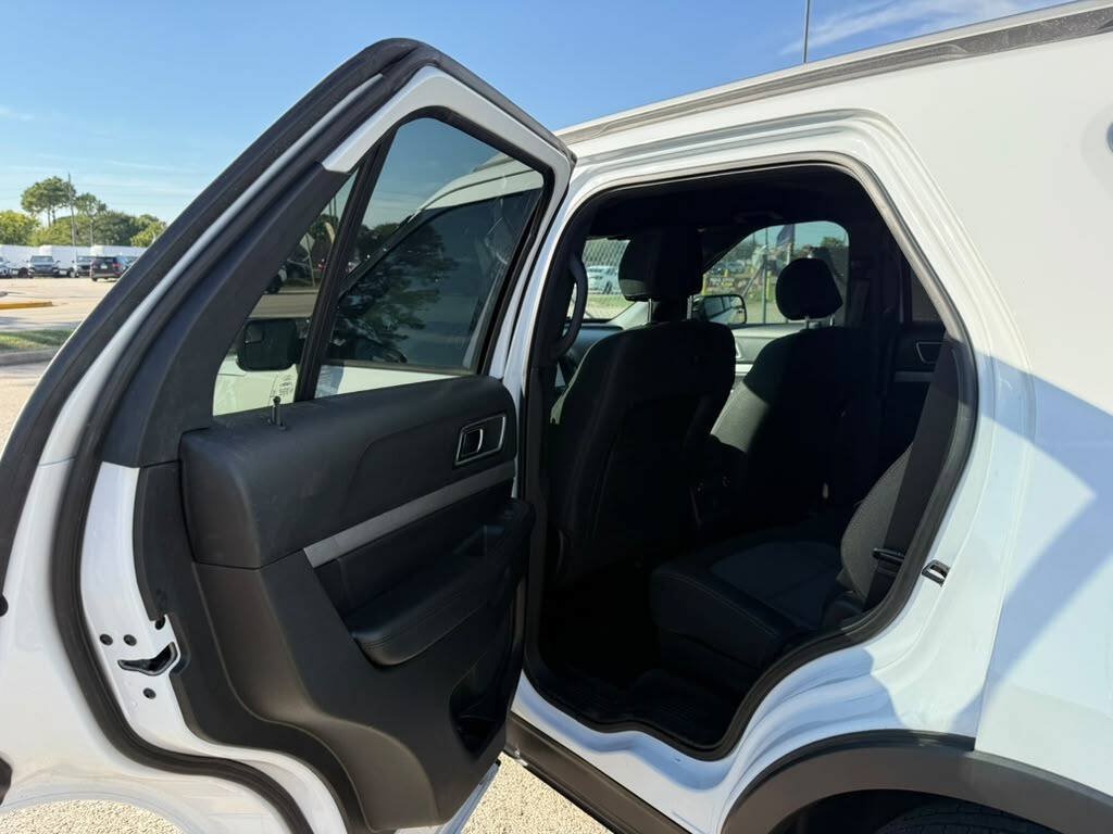 Used 2017 Ford Explorer XLT w/ Equipment Group 201A FWD image 29