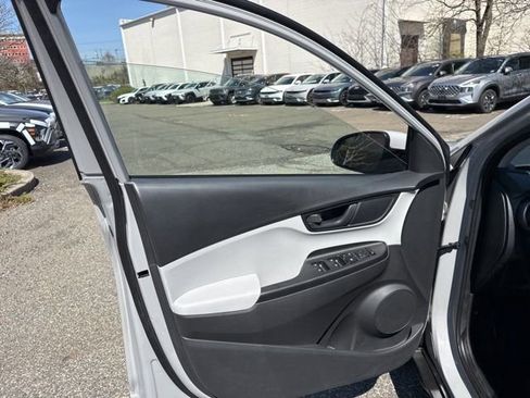 Used 2022 Hyundai Kona SE image 37