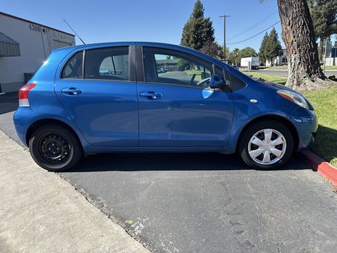 Used 2010 Toyota Yaris 4-Door Hatchback FWD image 12