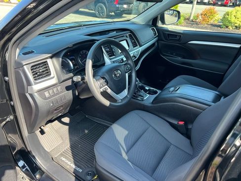 Used 2019 Toyota Highlander LE AWD/4WD image 12