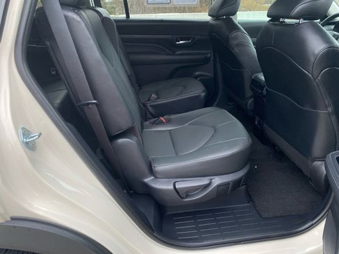 Used 2024 Toyota Grand Highlander XLE image 32