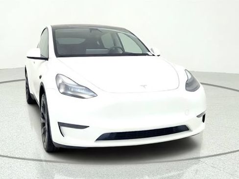 Used 2024 Tesla Model Y 2WD image 2