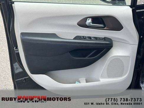 Used 2018 Chrysler Pacifica Touring-L FWD image 9