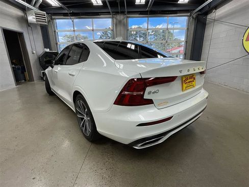 Used 2022 Volvo S60 B5 Momentum image 3