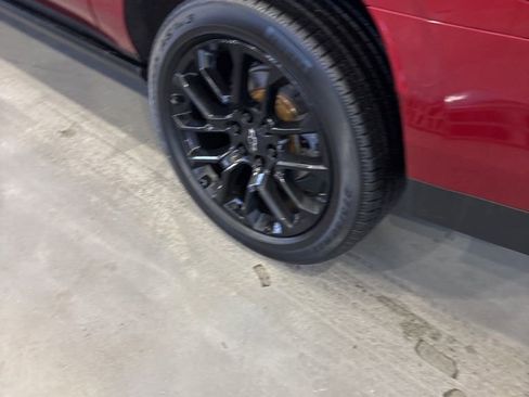 Used 2023 Chevrolet Suburban Premier image 2