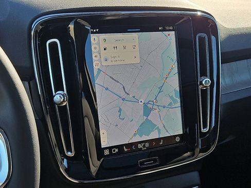 Used 2023 Volvo XC40 B5 Plus image 17