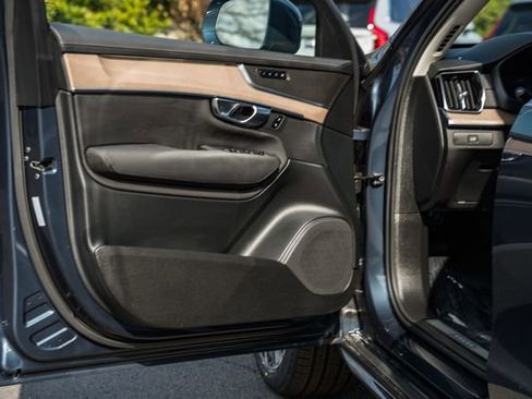 Used 2025 Volvo XC90 B6 Plus image 38