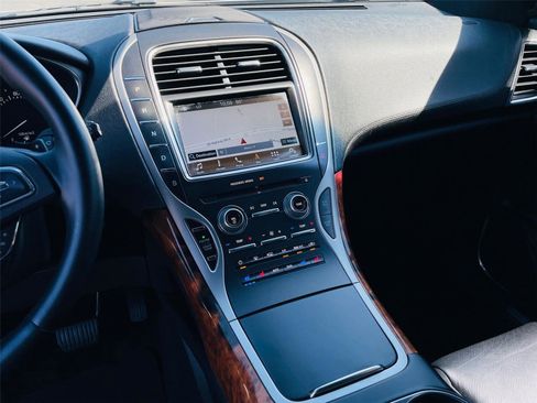 Used 2016 Lincoln MKX Reserve w/ Climate Package FWD image 17