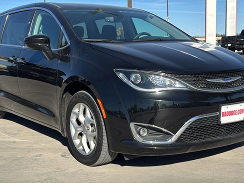 Certified 2020 Chrysler Pacifica Touring w/ Tire & Wheel Group image 3