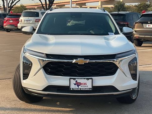Used 2025 Chevrolet Trax LT w/ LT Convenience Package FWD image 2