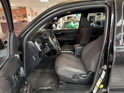 Used 2017 Toyota Tacoma TRD Off-Road image 9