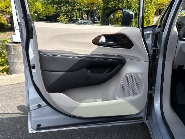 Used 2023 Chrysler Pacifica Limited FWD image 16