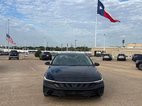 Used 2025 Hyundai Elantra SEL FWD image 5