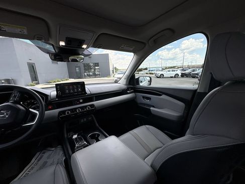 Used 2025 Honda Pilot Touring image 11