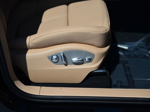 Certified 2025 Porsche Macan image 14