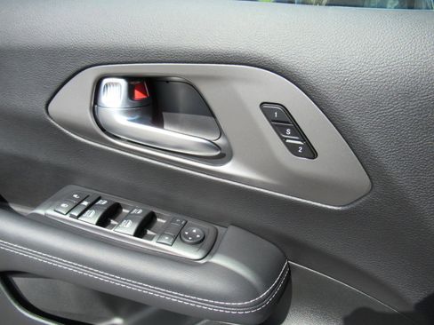 Used 2025 Chrysler Pacifica Select FWD image 18