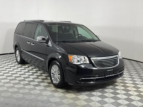 Used 2016 Chrysler Town & Country Limited FWD image 3