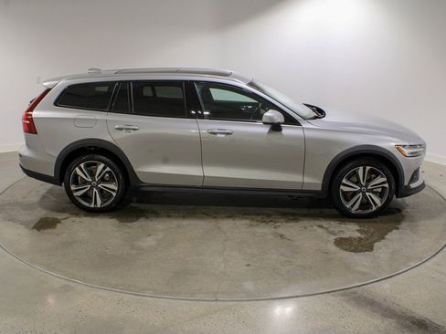 Used 2025 Volvo V60 B5 Cross Country Plus image 6