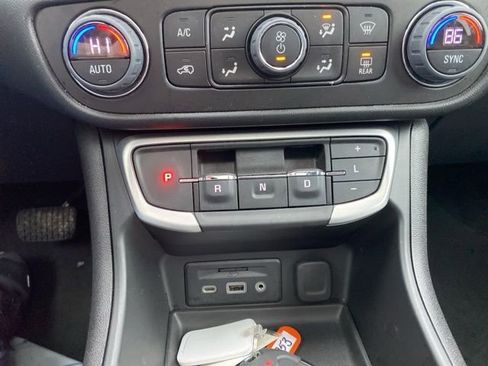 Used 2023 GMC Terrain SLE w/ Driver Convenience Package image 27