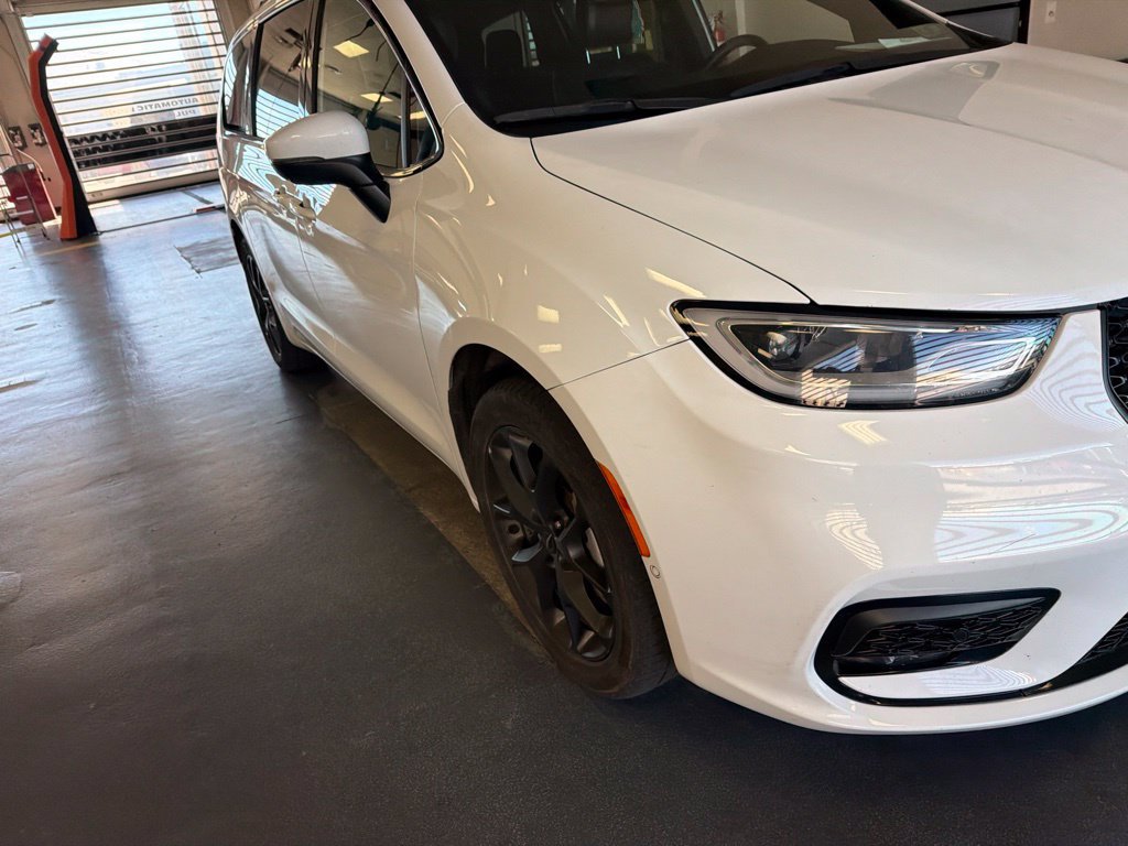 Used 2023 Chrysler Pacifica Touring-L w/ S Appearance Package AWD/4WD image 1
