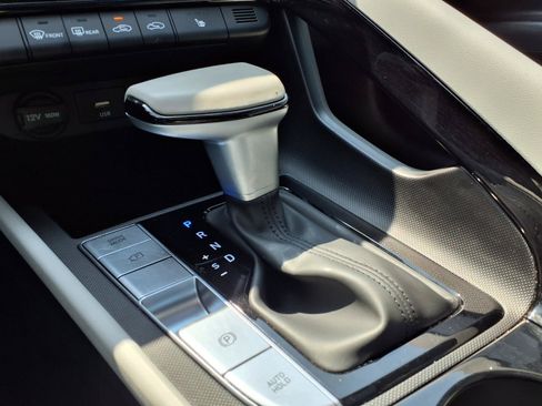 Certified 2025 Hyundai Elantra Limited FWD image 13