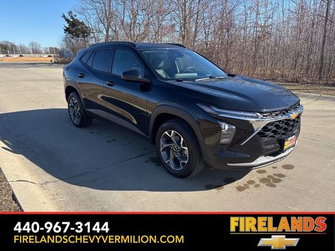 Used 2025 Chevrolet Trax LT w/ LT Convenience Package image 11