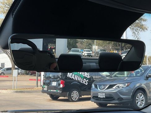 Used 2025 Genesis G70 2.5T image 25