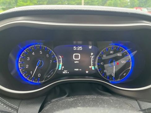 Used 2024 Chrysler Pacifica Touring-L FWD image 19