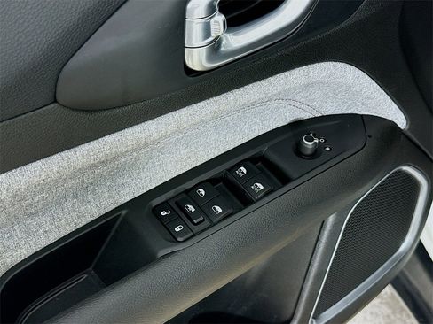 Used 2024 Jeep Compass Latitude image 18