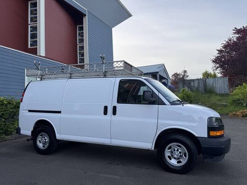 Used 2018 Chevrolet Express 3500 w/ Driver Convenience Package RWD image 2